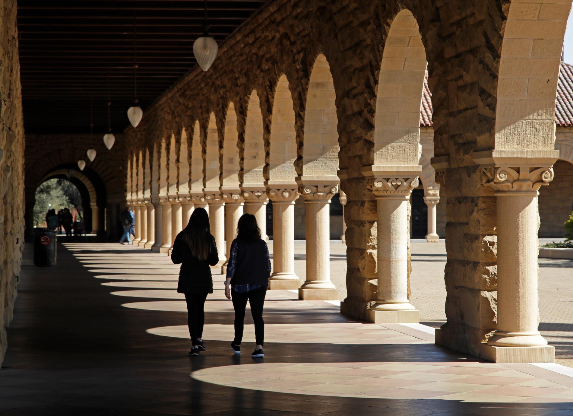 Campus vid universitetet Stanford i Kalifornien, ett av de universitet som utreds av amerikanska myndigheter gällande den härva där föräldrar misstänks ha betalat mutor för att få sina barn antagna. Arkivbild.