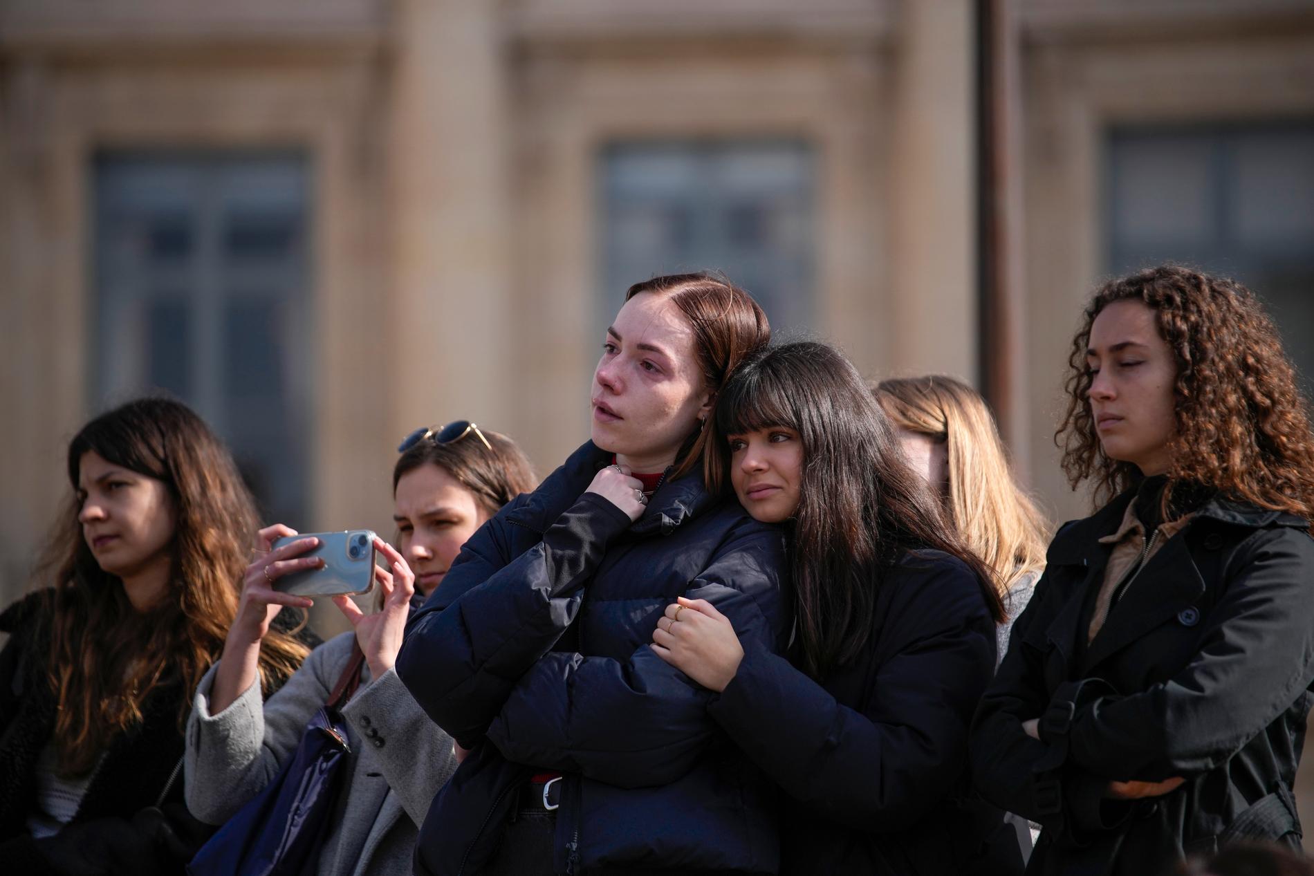 Kvinnor i Paris under 8 mars-ceremonin på Place Vendôme, då aborträtten formellt skrevs in i Frankrikes grundlag.