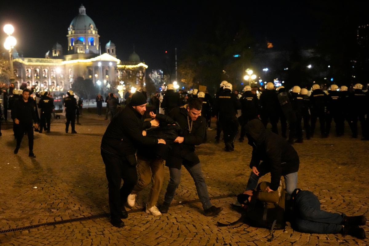 Civilpoliser griper demonstranter under julaftonskvällen.