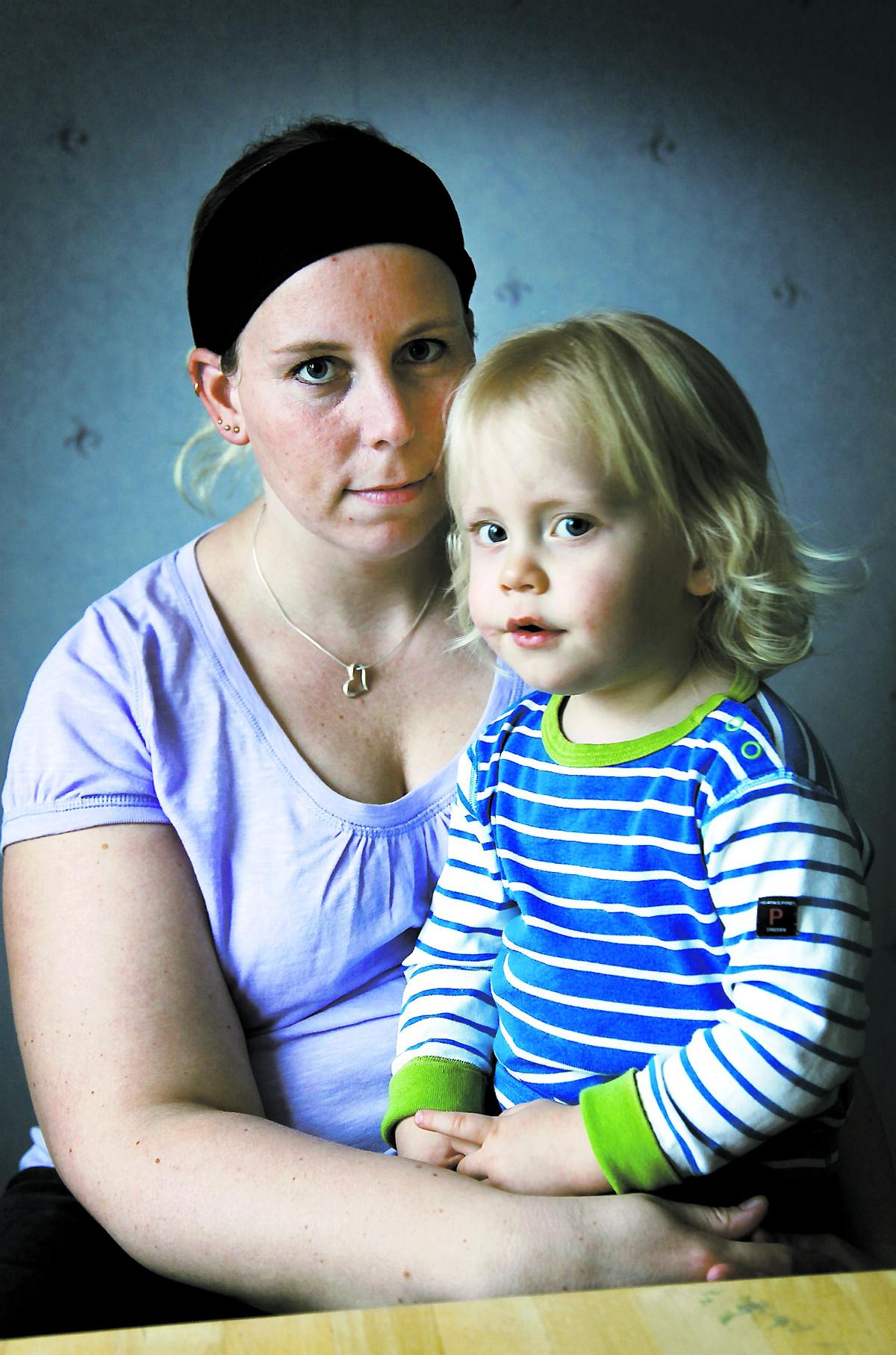 Får 65 procent av lönen Undersköterskan Mari Andersson, 30, måste ta ströjobb för att klara vardagen med sonen Lucas.
