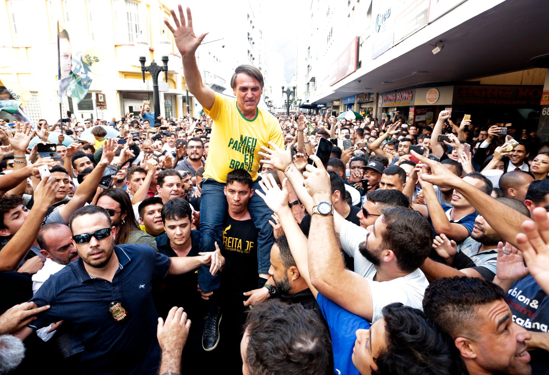 Den brasilianske presidentkandidaten Jair Bolsonaro strax innan han knivhöggs under ett valmöte i Juiz de Fora den 6 september. Arkivbild.