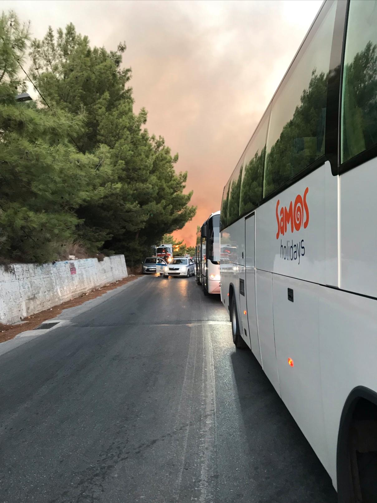 Turisterna evakuerades med bussar till en idrottsplats.