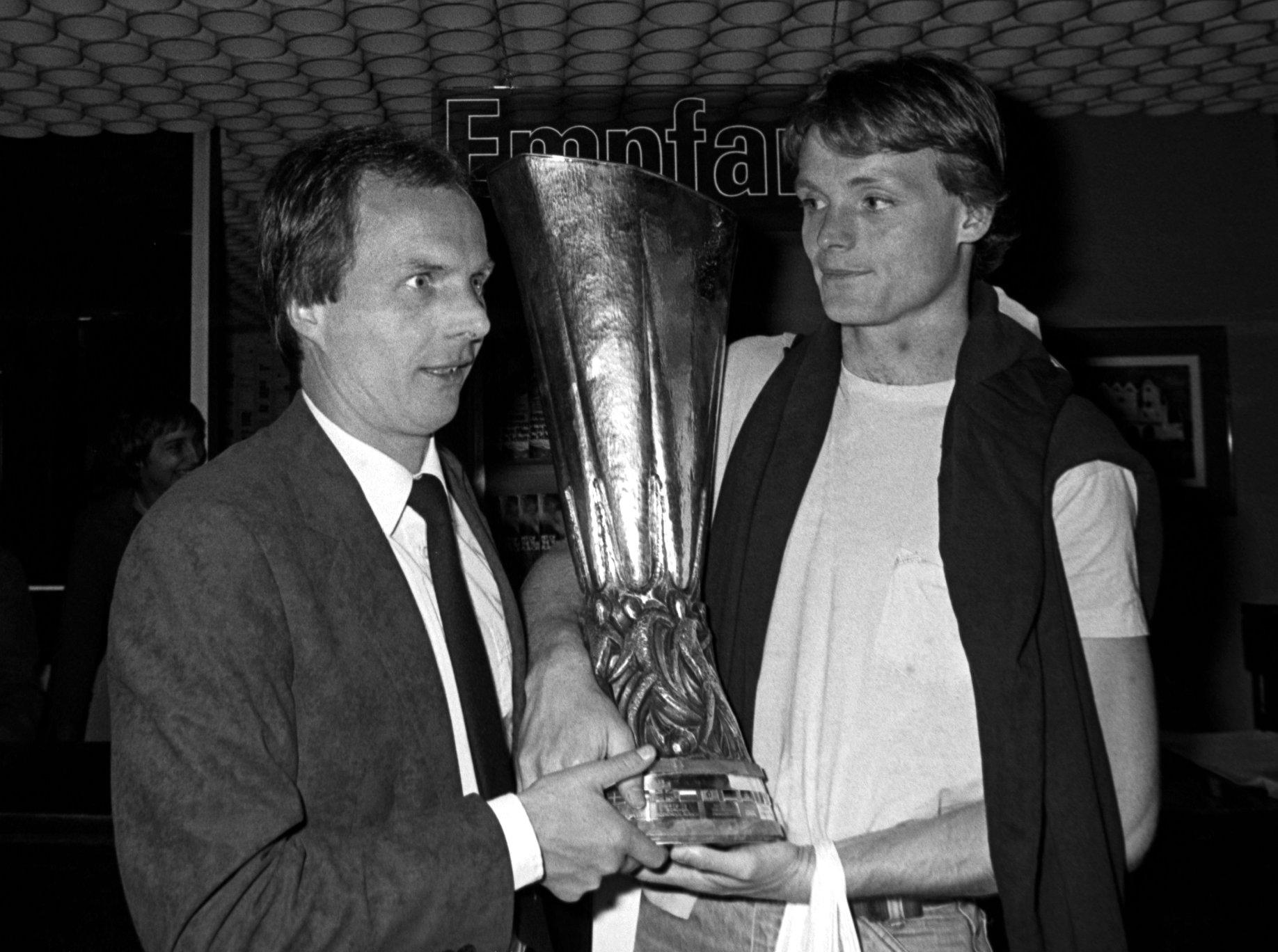 Sven-Göran Eriksson tillsammans med Torbjörn Nilsson med UEFA-bucklan i Hamburg 1982.