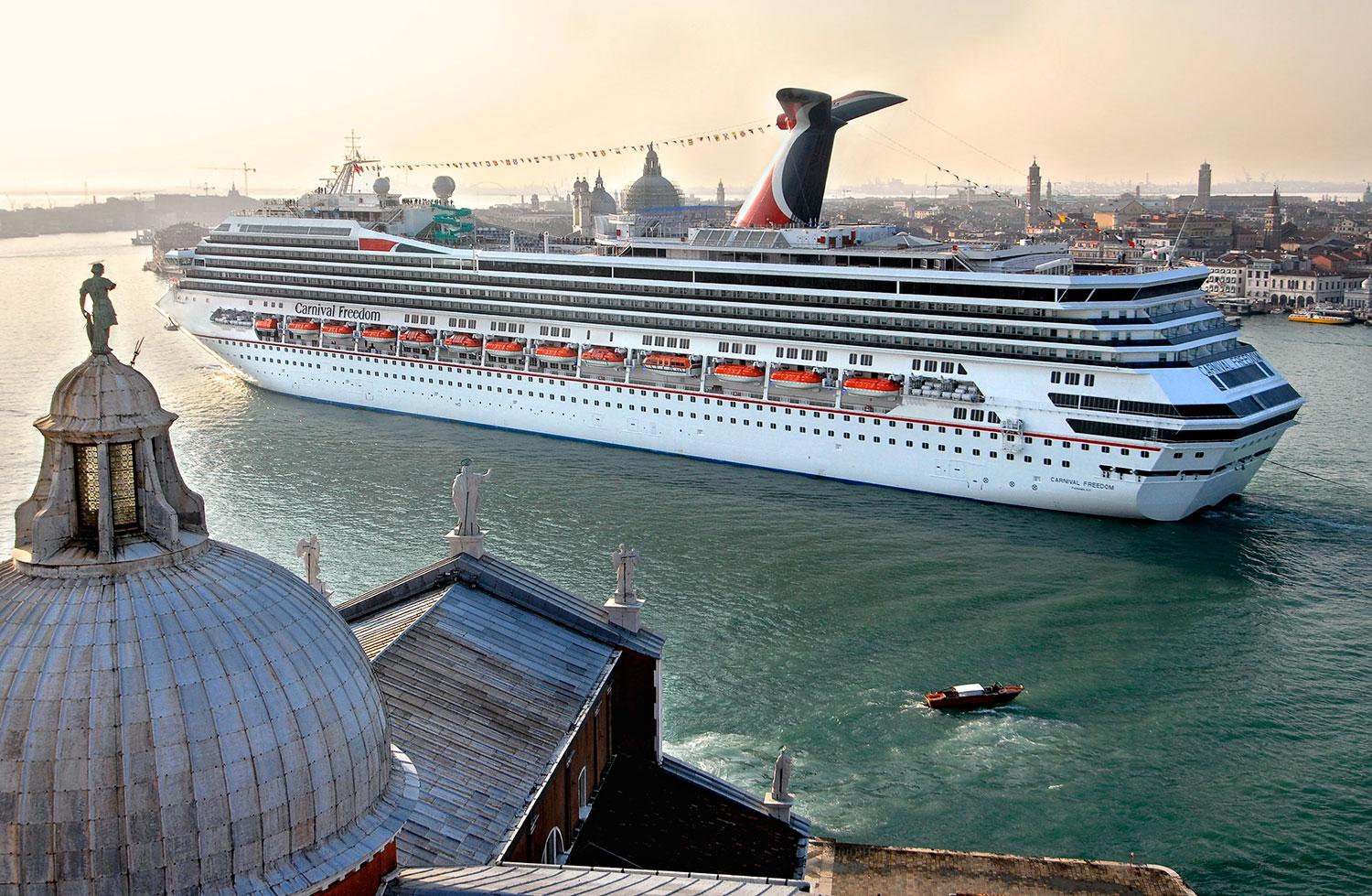 FÖRBJUDS Carnival Freedom är på 110 000 bruttoton och för stor för Venedigs lagun.