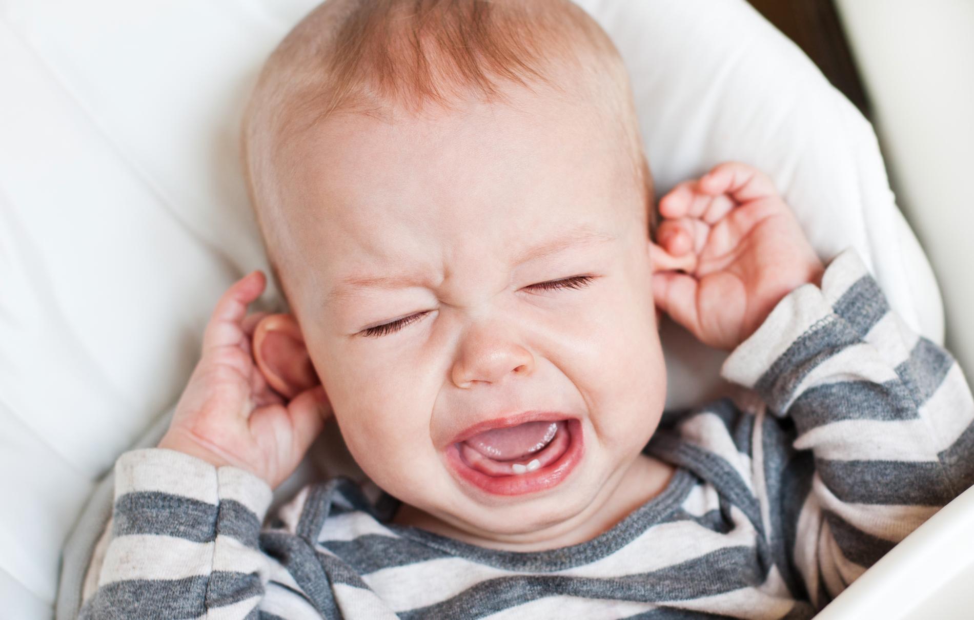 Om en bebis är gnälligare än vanligt och till exempel tar sig för örat kan det vara ett tecken på öroninflammation.