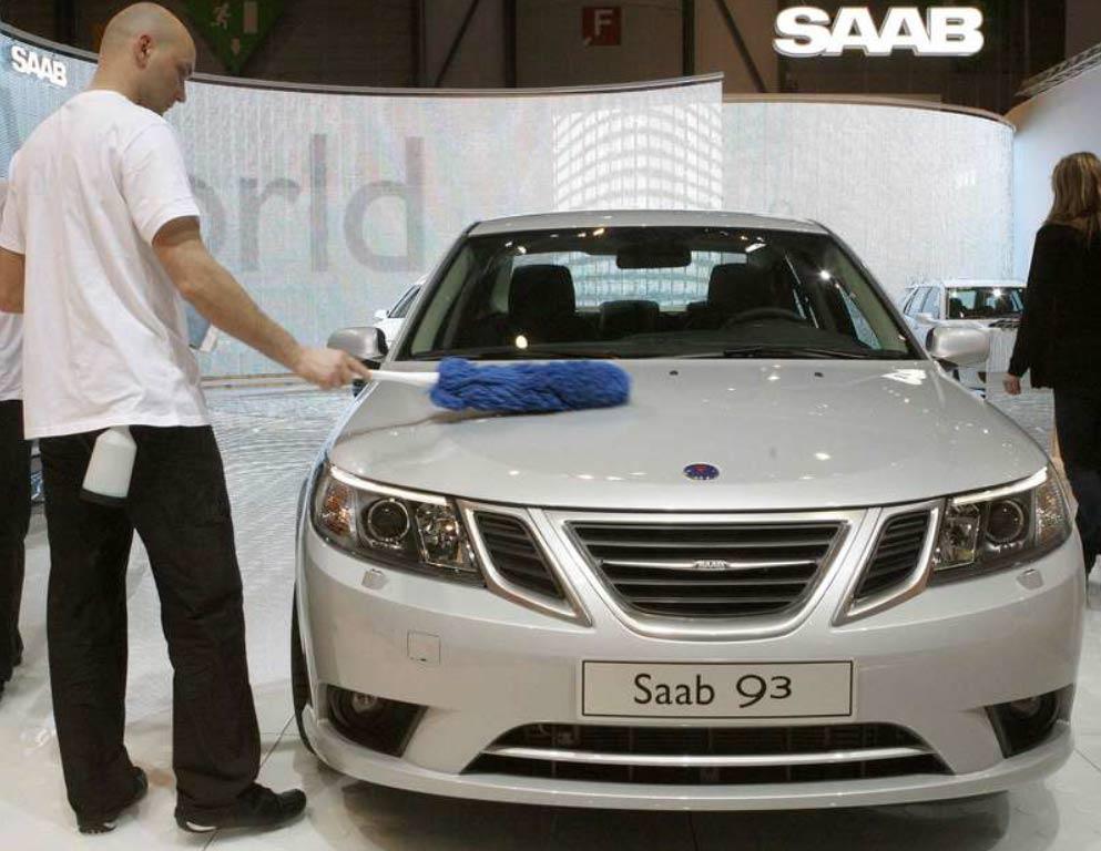 En Saab 9-3 putsas upp i montern på Genève-mässan. 0,53 liter per mil kommer bilens nya snåldiesel att dra.