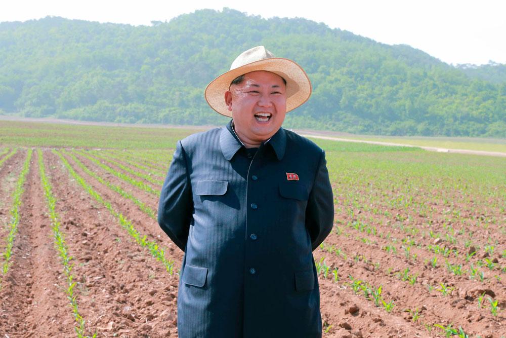 Kim Jong-Un inspekterar en farm på okänd plats i Nordkorea