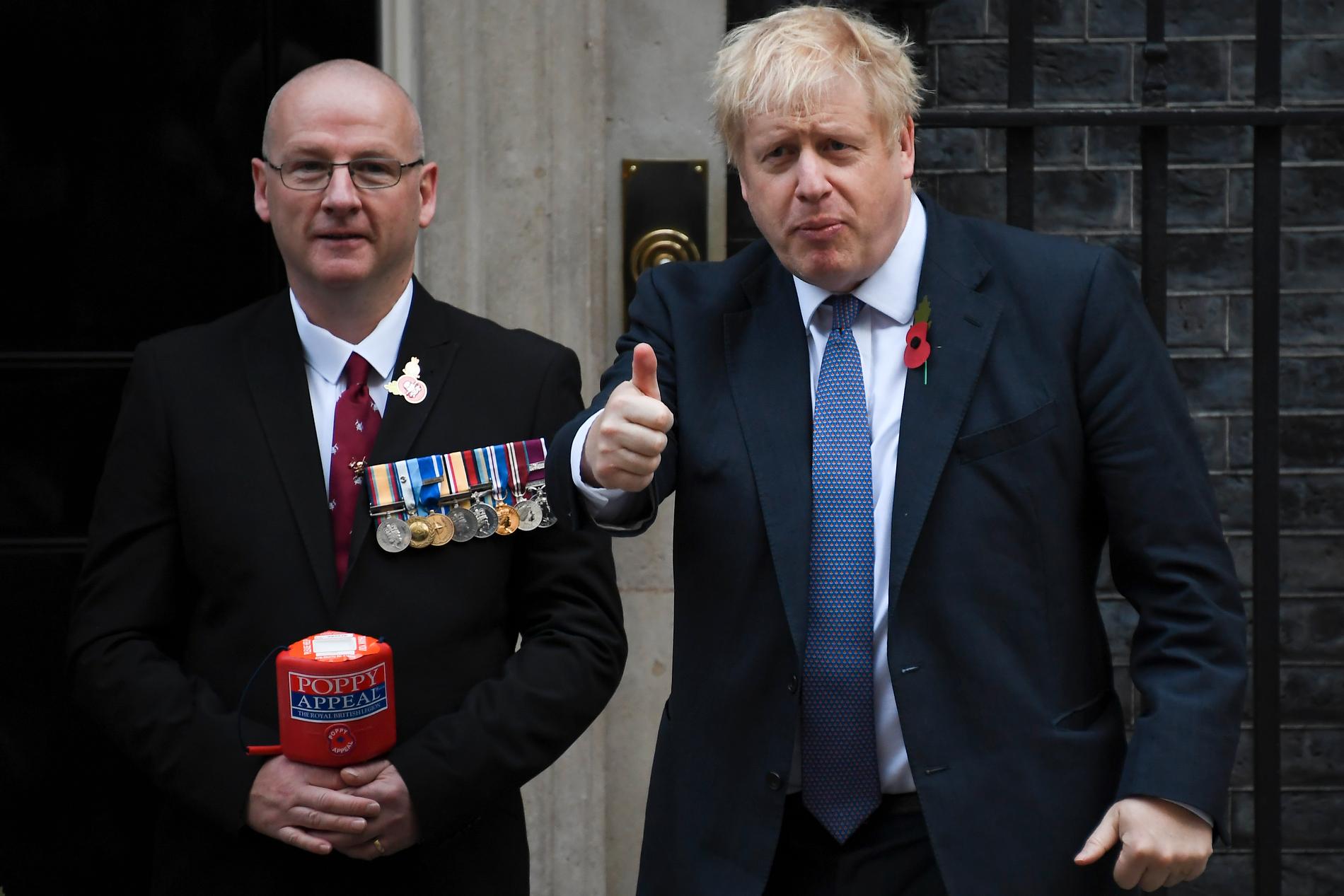 Premiärminister Boris Johnson gör tummen upp utanför 10 Downing Street.