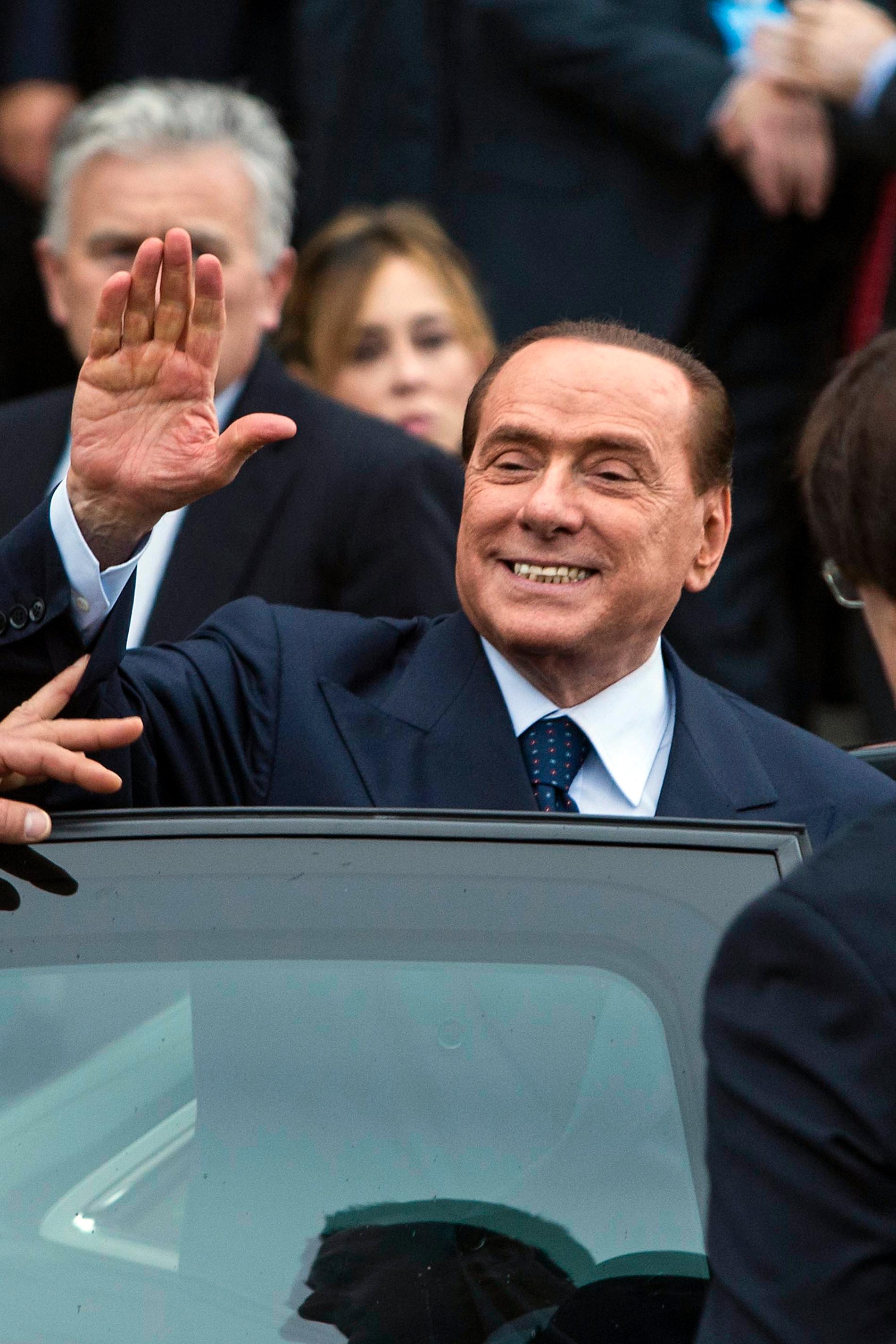 Berlusconi hyrde 17-åring som eskortflicka Silvio Berlusconi (Italiens regeringschef 2001-2006 samt 2008-2011) – skandalomsusad kvinnokarl som bland annat använde regeringsplanet för att flyga in eskortflickor till privata fester. Ett av de mer uppmärksammade fallen gäller den då 17-åriga Karima "Ruby" El Mahroug. Rubyfallet slutade i rätten men Berlusconi fortsätter trots det sin jakt på unga kvinnor.