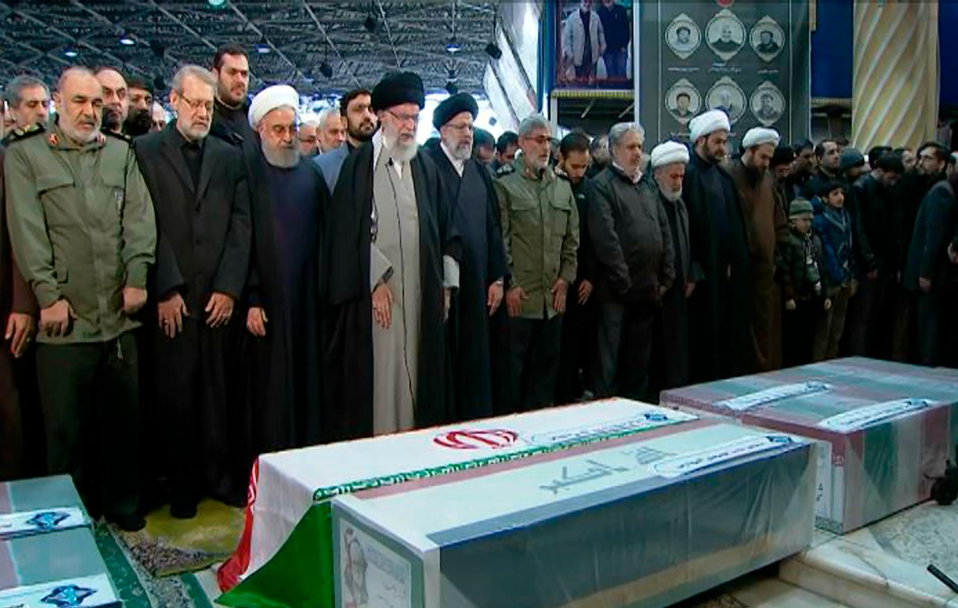 Ayatollah Ali Khamenei ber vid Qassem Soleimanis kista i Teheran.