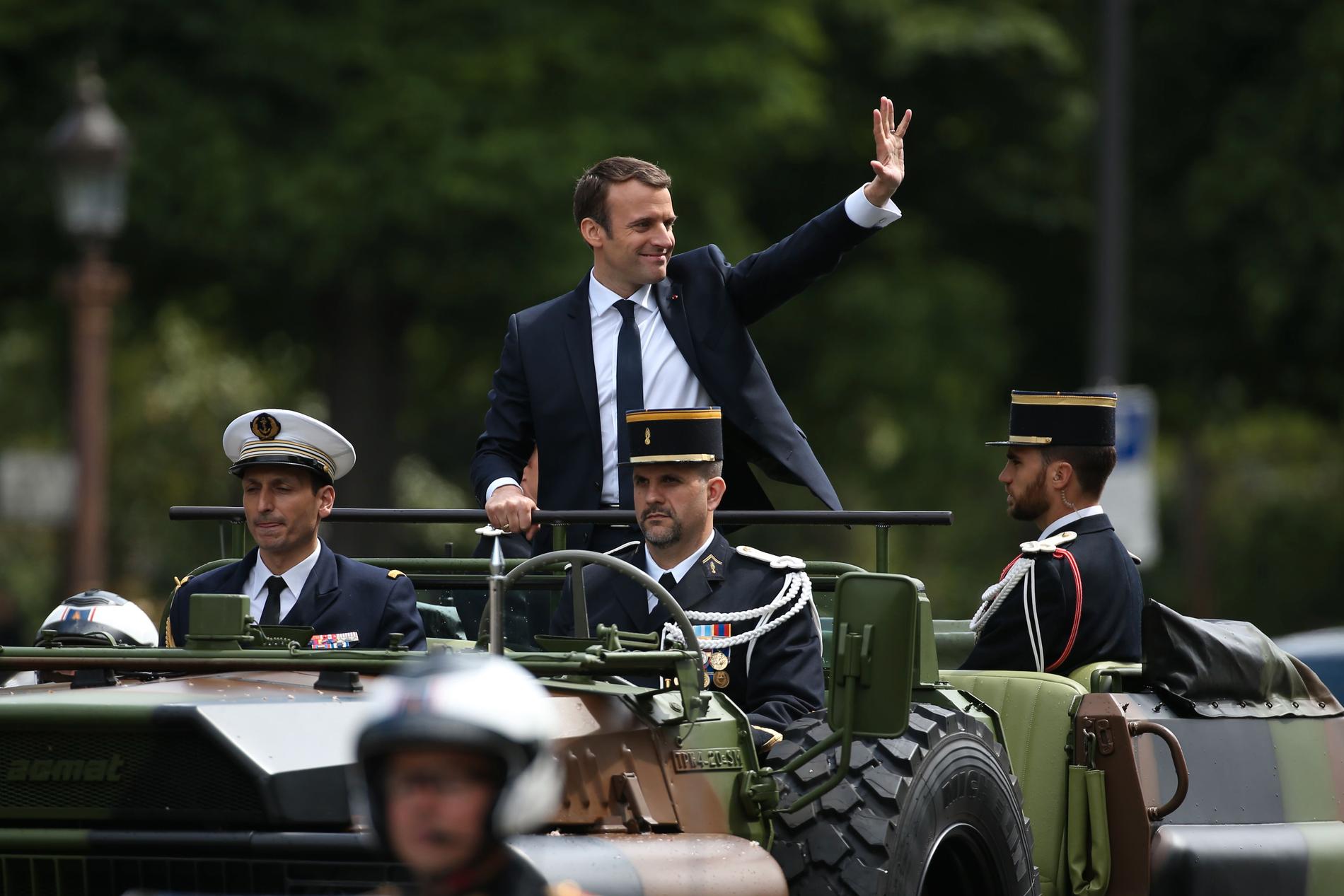 President Emmanuel Macron paraderar längs Champs Elysees i samband med installationen. 