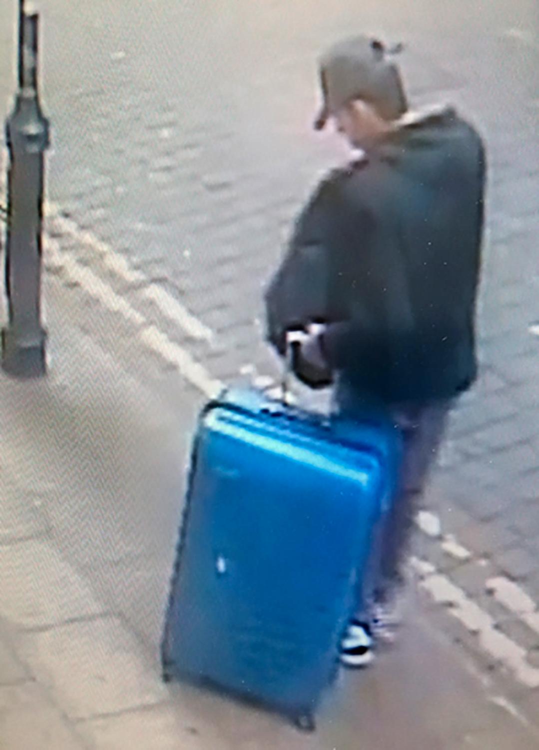 Salman Abedi med den blåa resväskan.
