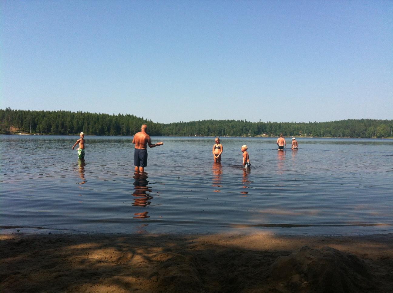 Här badas det i Lillsjön. Pappa och barn.