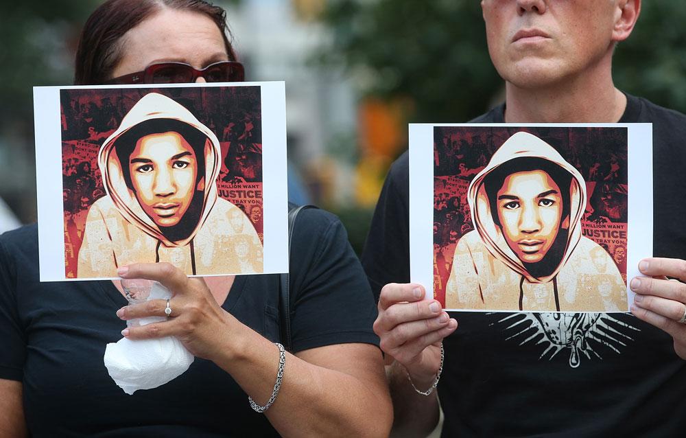 Frikännandet av George Zimmerman gav upphov till stora protester runt om i USA. Här syns två demonstranter hålla upp bilder på offret Trayvon Martin på Union Square på Manhattan.