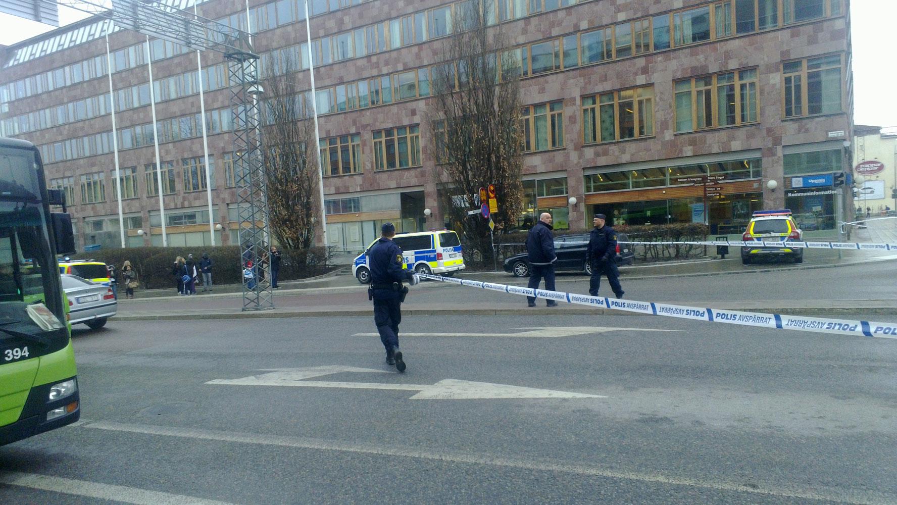 Polisen spärrar av i centrala Uppsala efter att en man med kniv tagit sig in i stadshuset.
