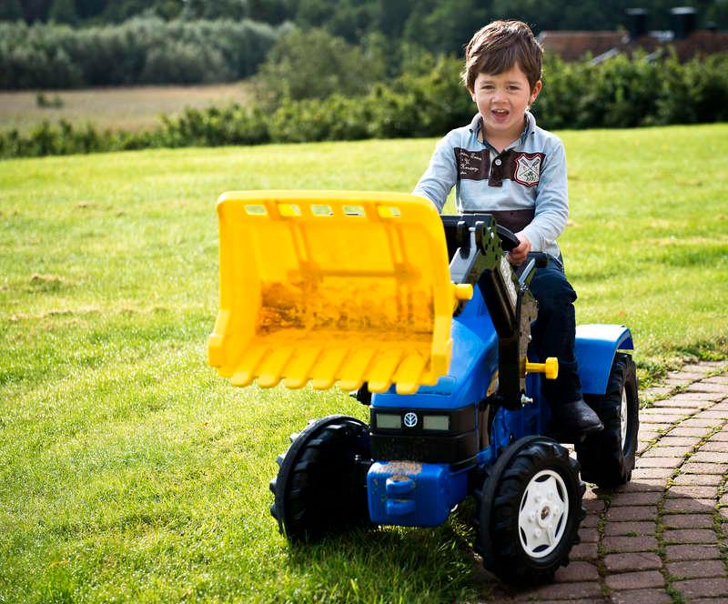 Fyra år gammal märks inget av Axels nedkylning. Han kör gärna runt på sin traktor.