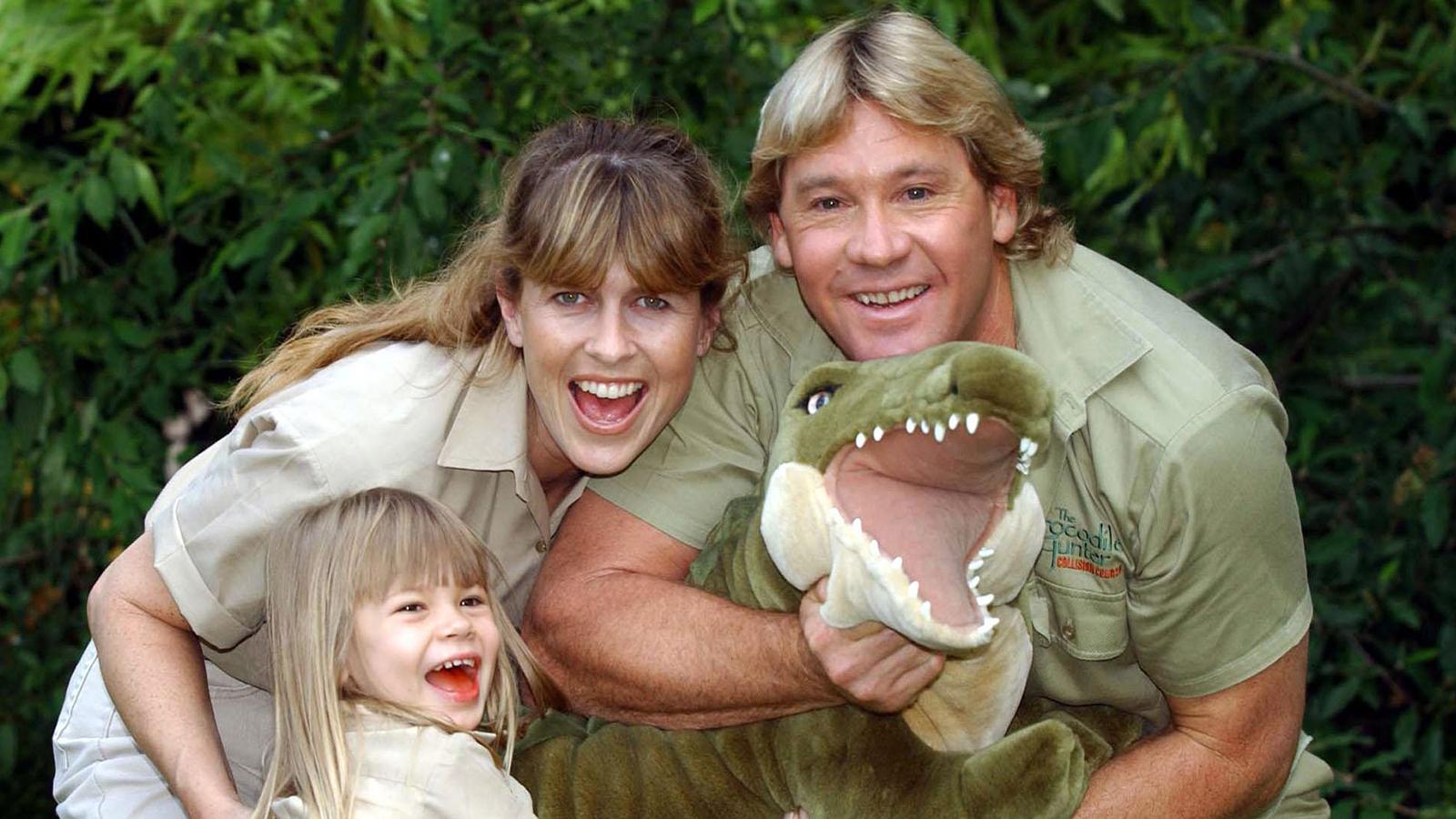 Bindi Iwrin med pappa Steve och mamma Terri 2002.  Äventyraren Steve Irwin dog 2006 sedan han träffats av en stingrocka i hjärtat.