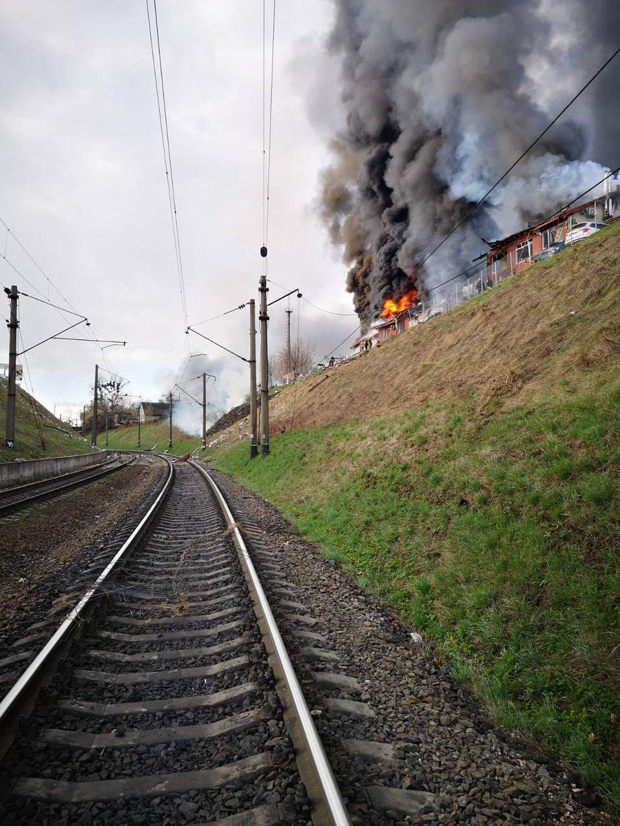 Bild som sägs visa hur en raket träffat nära järnvägen i Lviv. Flera personer uppges ha dött i attacken.