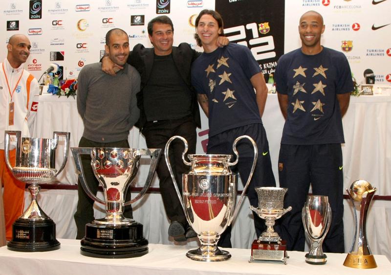 Barcelonas tränare Pep Guardiola, presidenten Joan Laporta, Zlatan Ibrahimovic och Thierry Henry poserar med klubbens sex pokaler.