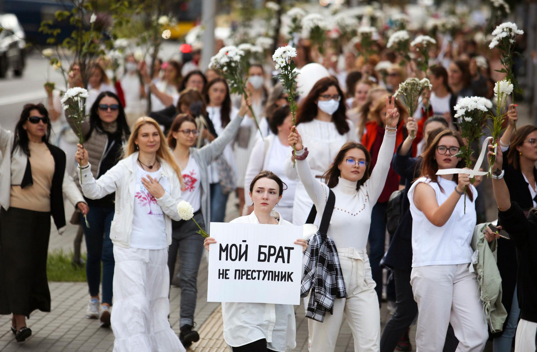 Människor har för andra dagen i rad samlats på torsdagen för att fördöma polisvåldet i Belarus. På plakatet står det "Min bror är inte kriminell".
