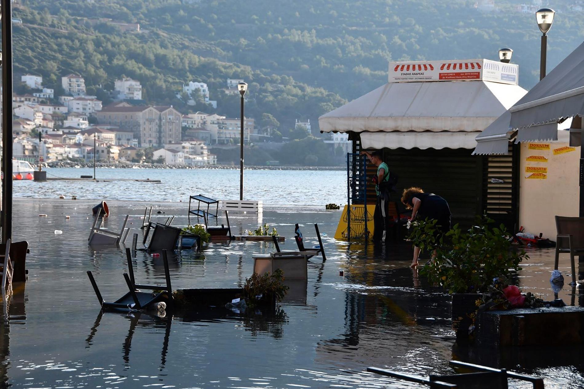 Översvämningar efter jordbävningen i hamnen i Vathy på den nordöstra sidan av den grekiska ön Samos.