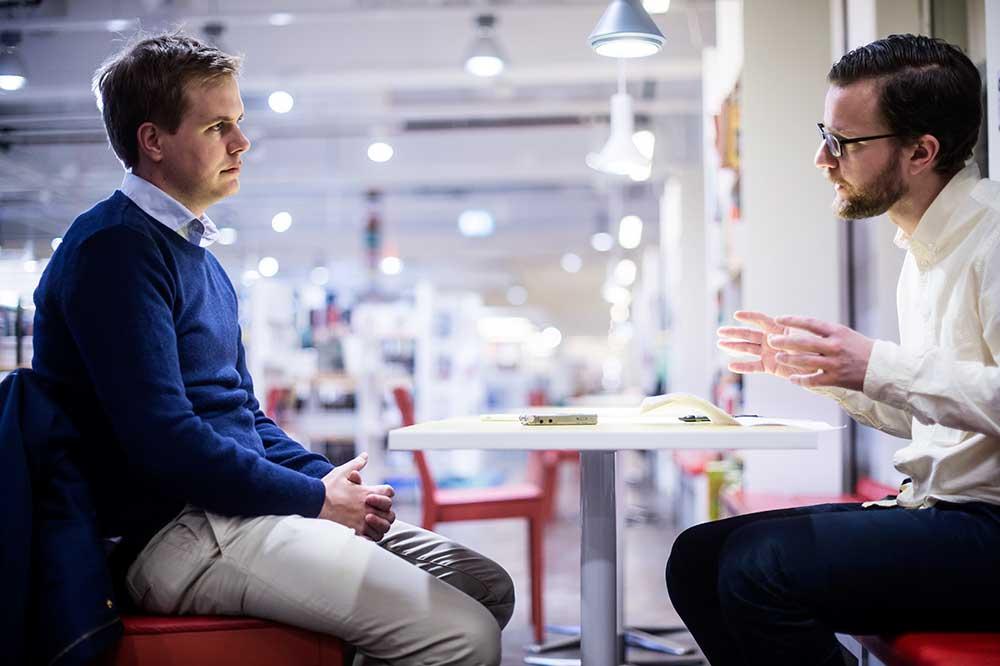Gustav Fridolin (MP) tillsammans med Aftonbladets reporter Pär Karlsson.
