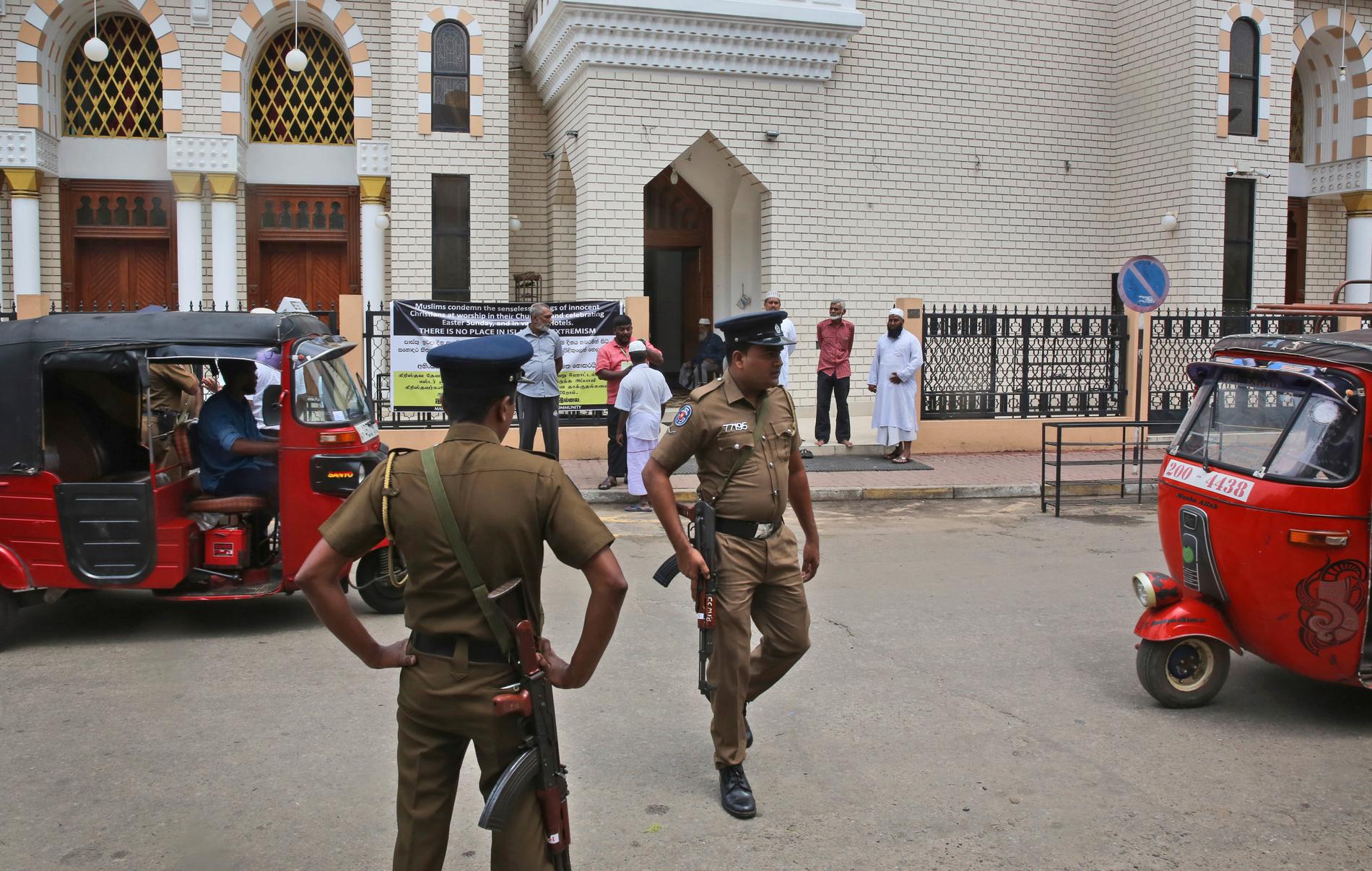 Säkerheten är förhöjd i Sri Lanka efter terrordåden. Bland annat vid landets moskéer, som pekas ut som potentiella måltavlor för hämndattacker.