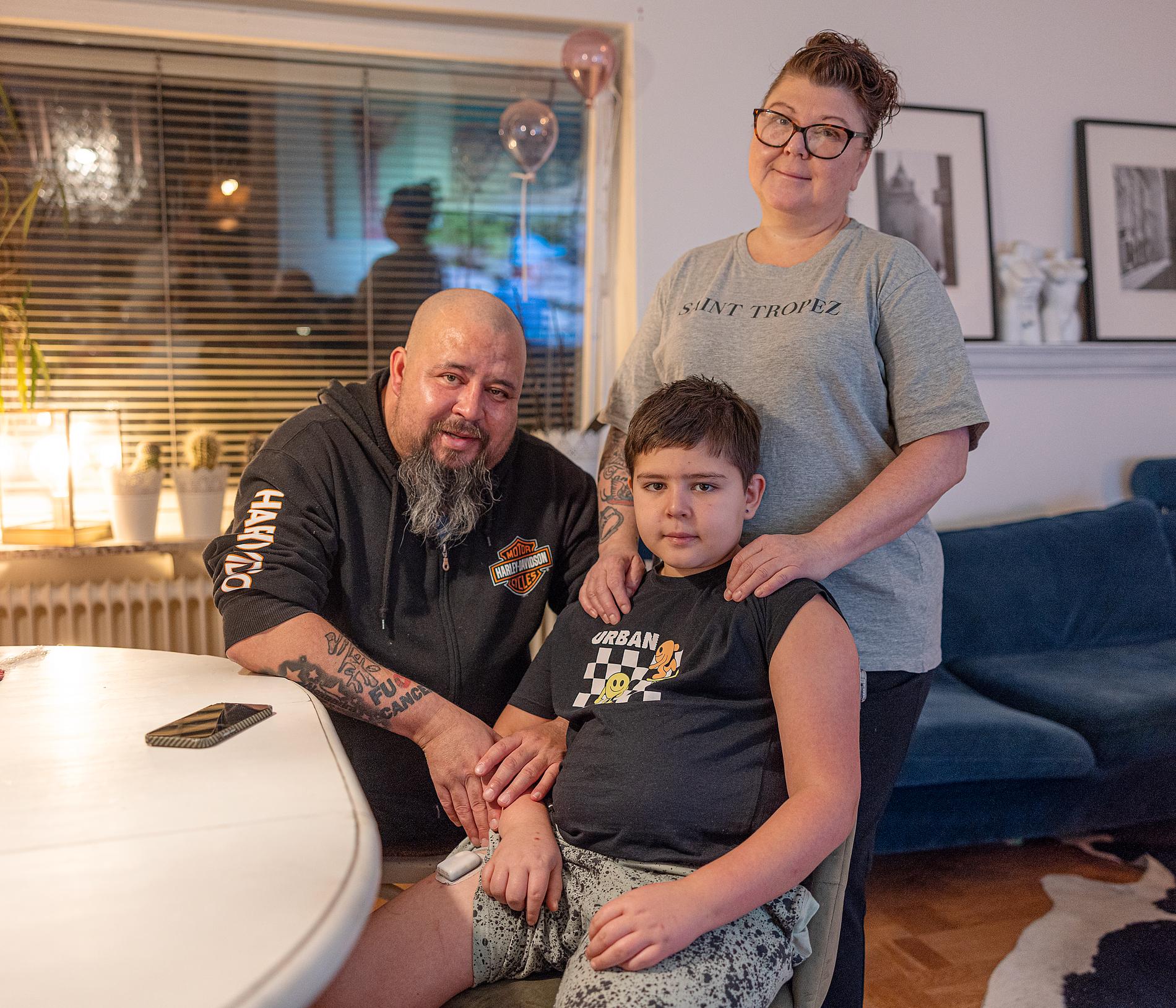 Christian och Malin och deras gemensamma son Casper som också har fått diagnosen diabetes typ 1, som sin pappa och storebror. ”Det är tråkigt att ha diabetes för att det är mycket man måste ha koll på”, säger Casper. 