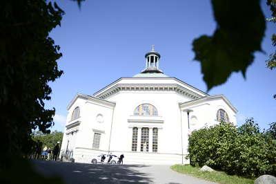 Den borgerliga begravningsceremonin hålls i Eric Ericsonhallen på Skeppsholmen i Stockholm.