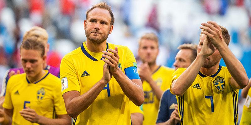 Svenska spelarna, med Andreas Granqvist i spetsen, tackar publiken efter förlusten mot England i kvartsfinalen i sommarens fotbolls-VM. En match som blev dyr för travbanan i Halmstad...