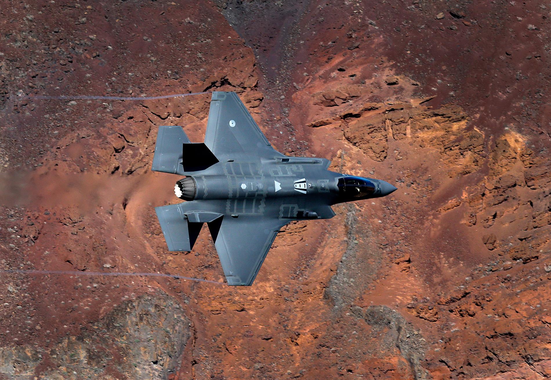 Amerikanska Lockheed Martin toppar försäljningsligan bland världens 100 största vapenproducenter. Här ett av företagets plan av typen F-35A Lighting II. Arkivbild.