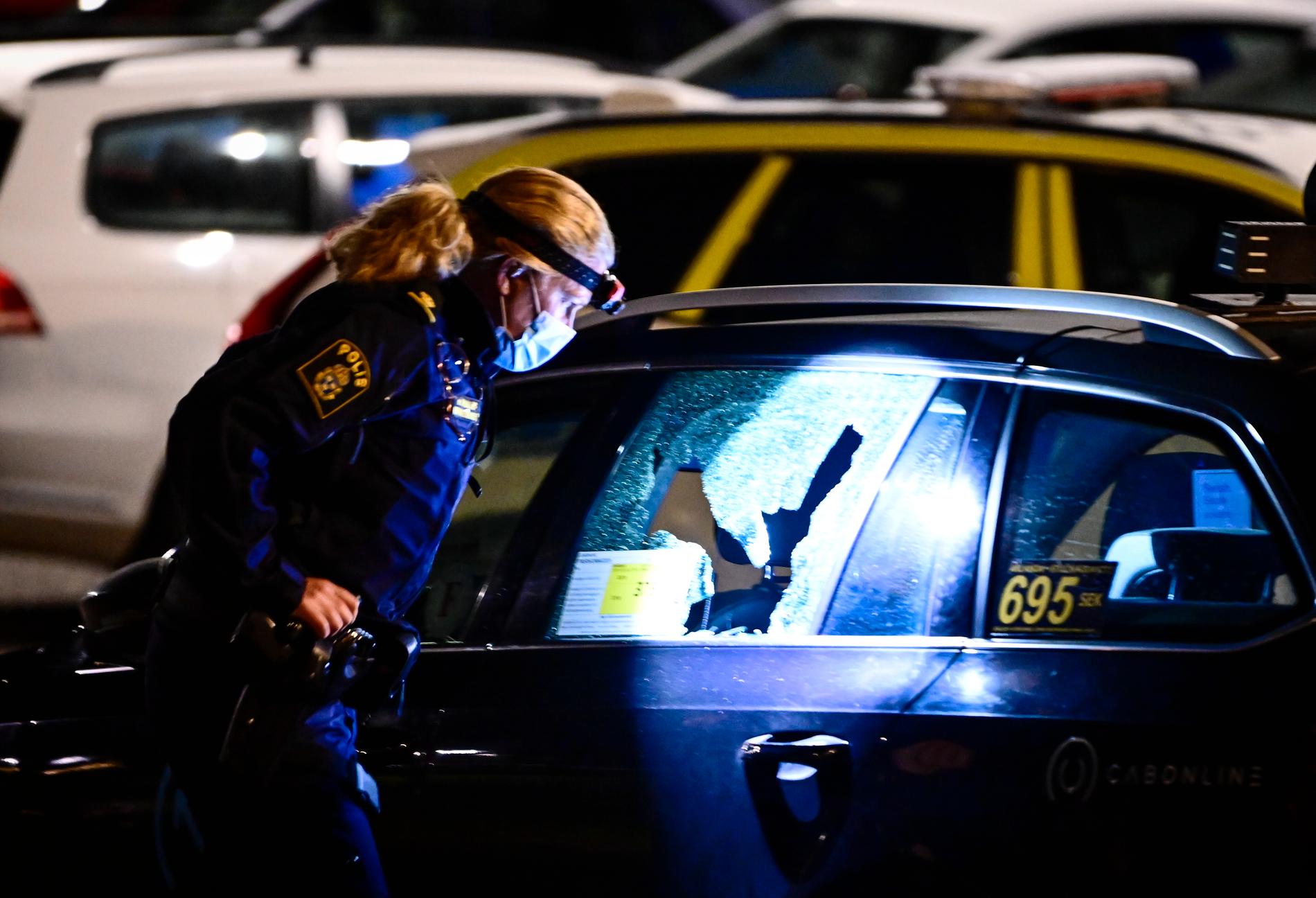 Polis undersöker en bil efter skjutningen i Saltskog i Södertälje förra fredagen.