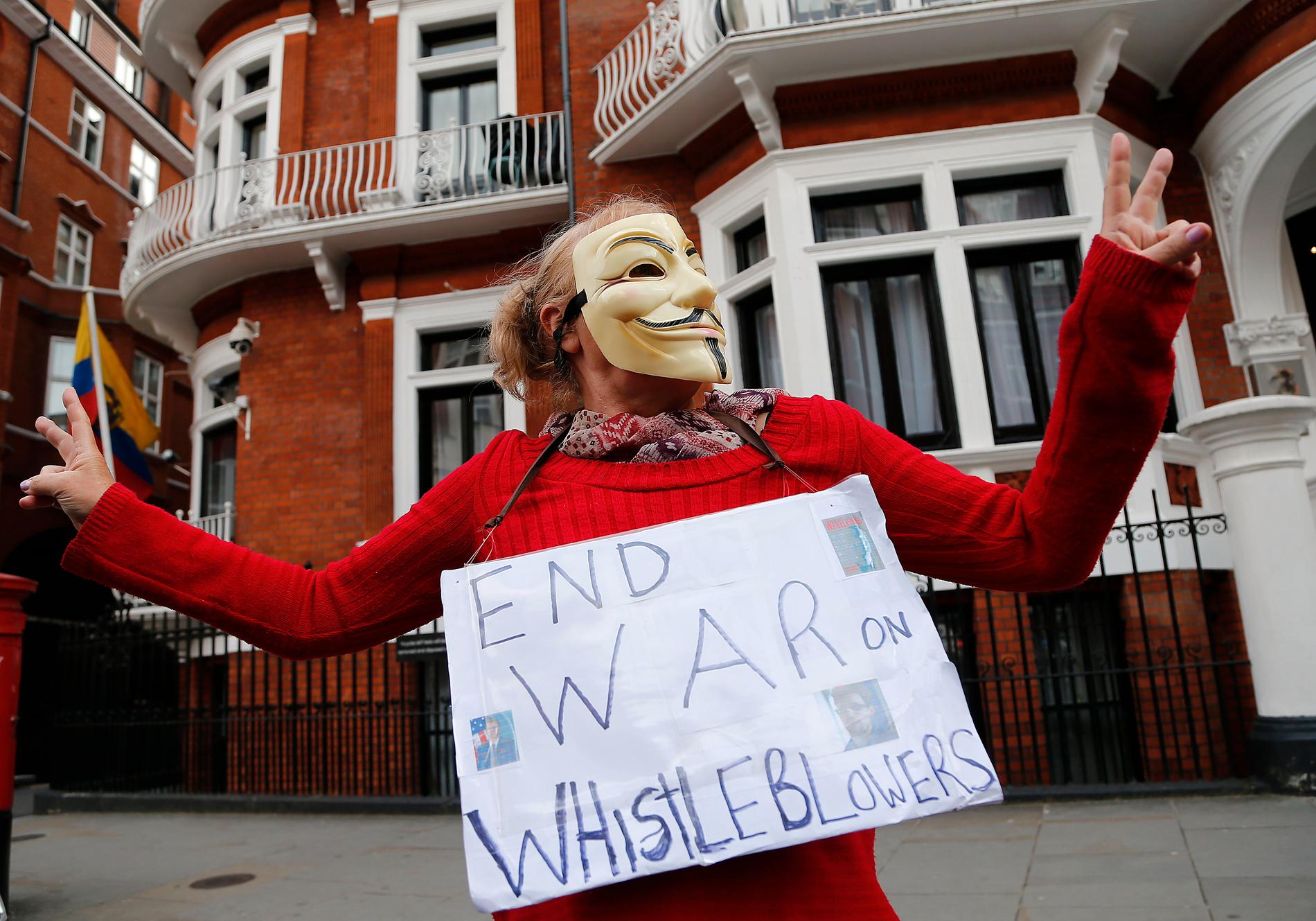 Då och då samlas demonstranter som stöder Assange utanför ambassaden.