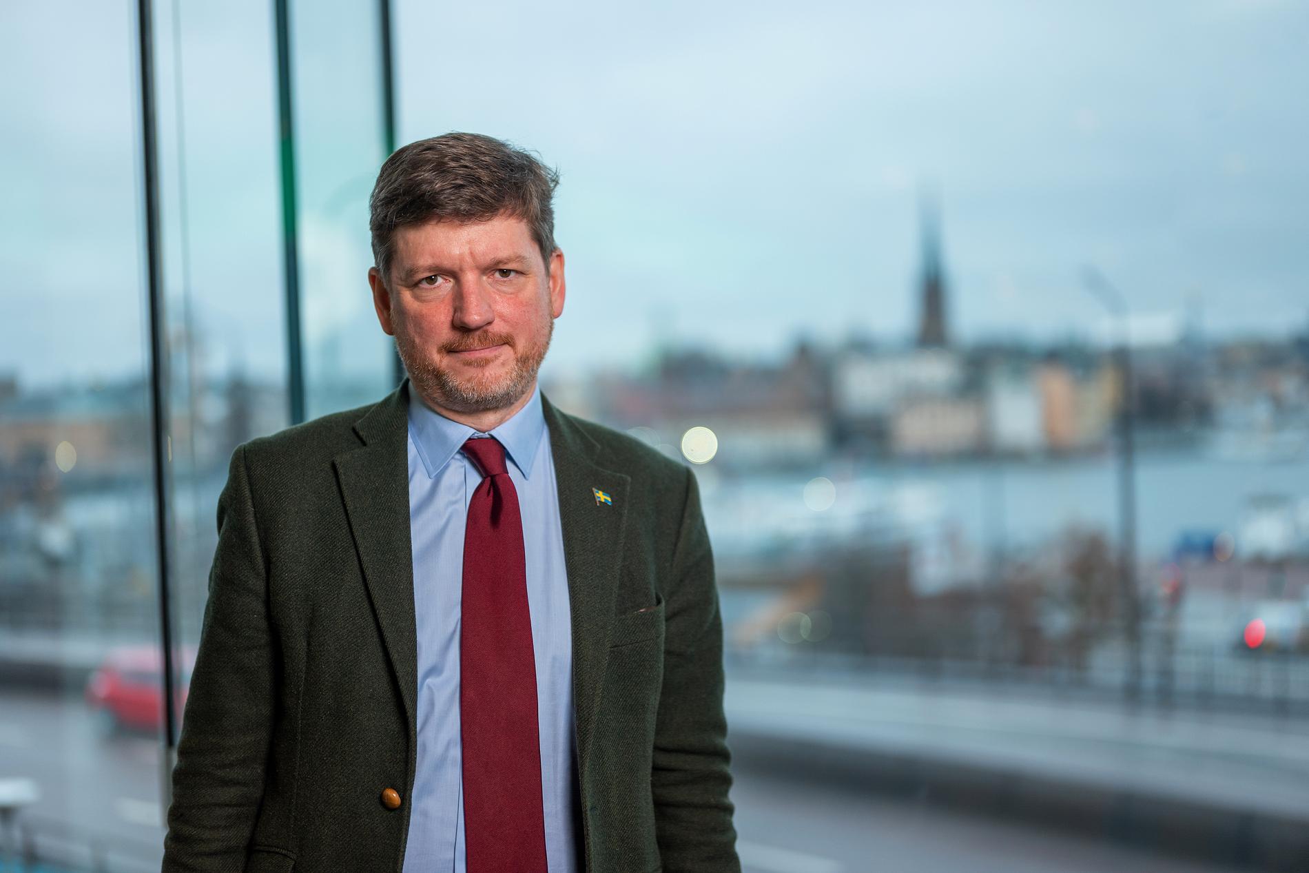 Martin Ådahl (C), kräver att regeringen ser till så att bygget  av vindkraftsparken i Östersjön blir av. 