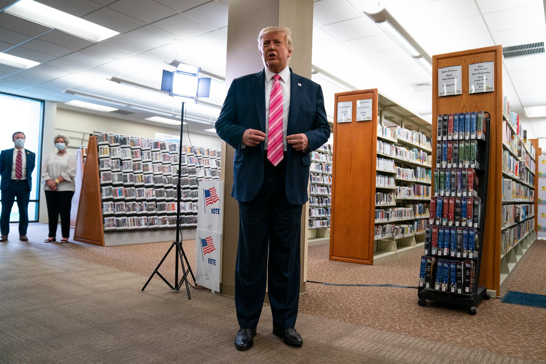 USA:s president Donald Trump pratar med journalister efter att han har avlagt sin förtidsröstt i ett bibliotek i West Palm Beach i Florida. Det amerikanska presidentvalet hålls den 3 november.