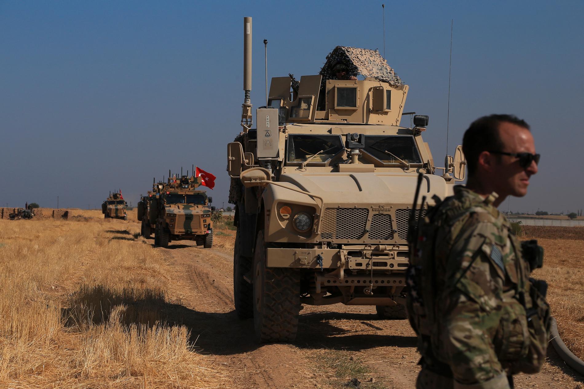 Turkiska och amerikanska stridsfordon i nordöstra Syrien nära gränsen till Turkiet. Arkivbild.