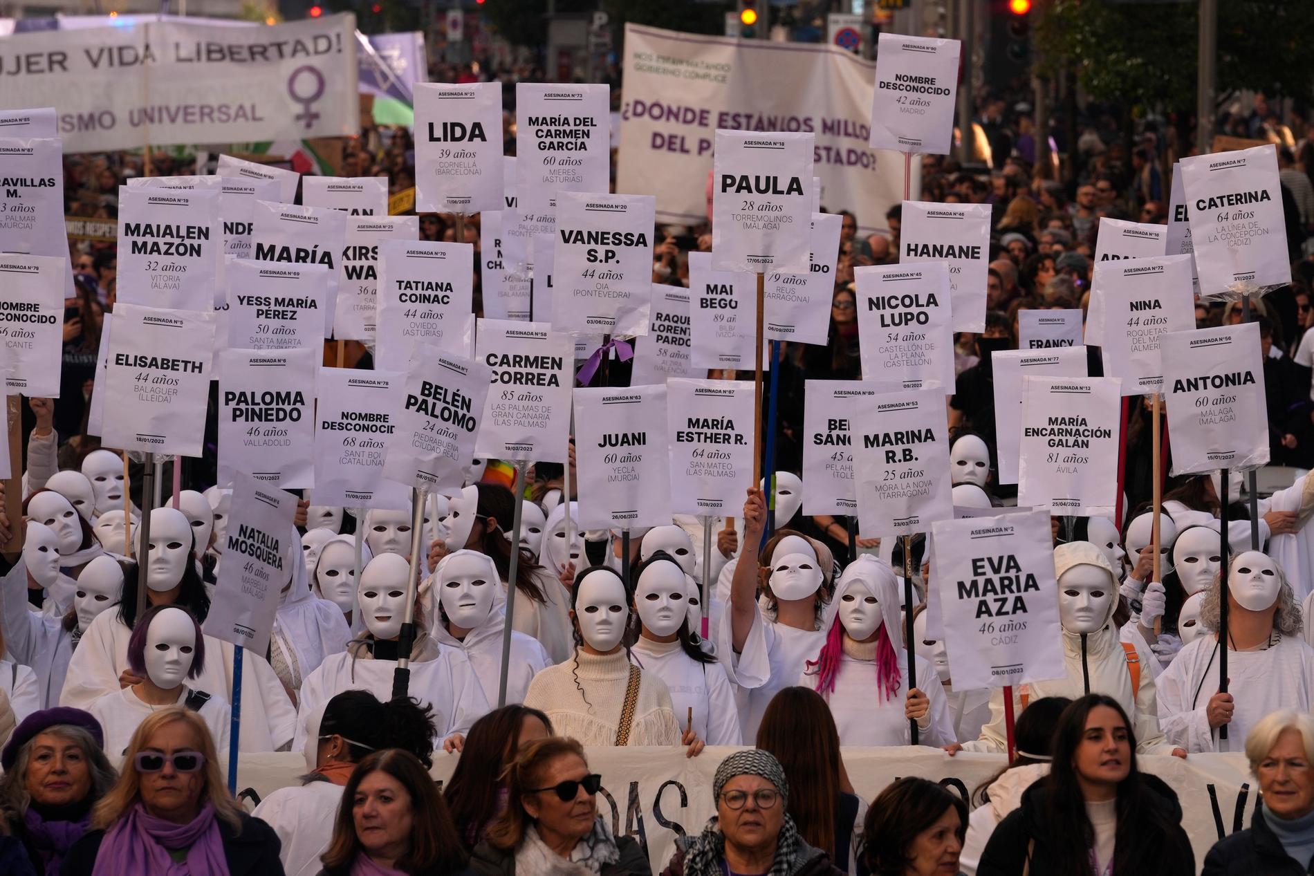 Demonstration mot kvinnovåld i Spanien. Namnet på varje plakat representerar en kvinna som blivit dödad. 