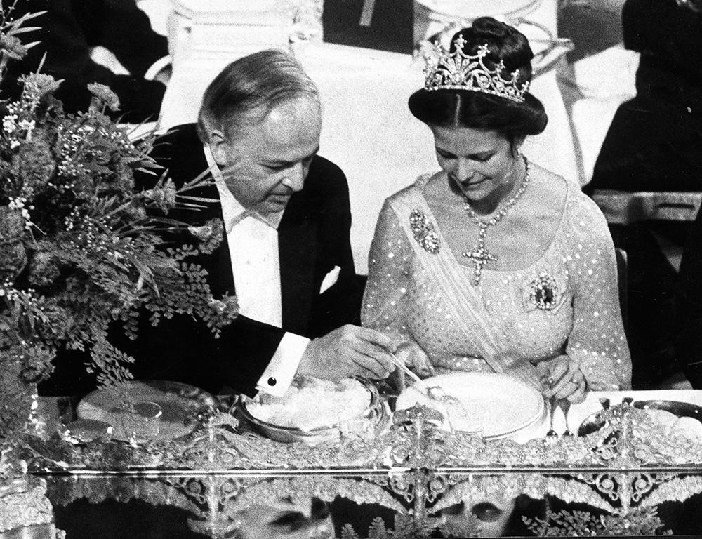 1976 satt drottning Silvia bredvid fysikpristagaren Burton Richter – som mitt under middagen stack ner skeden i Silvias soppa. Inte att rekommendera.