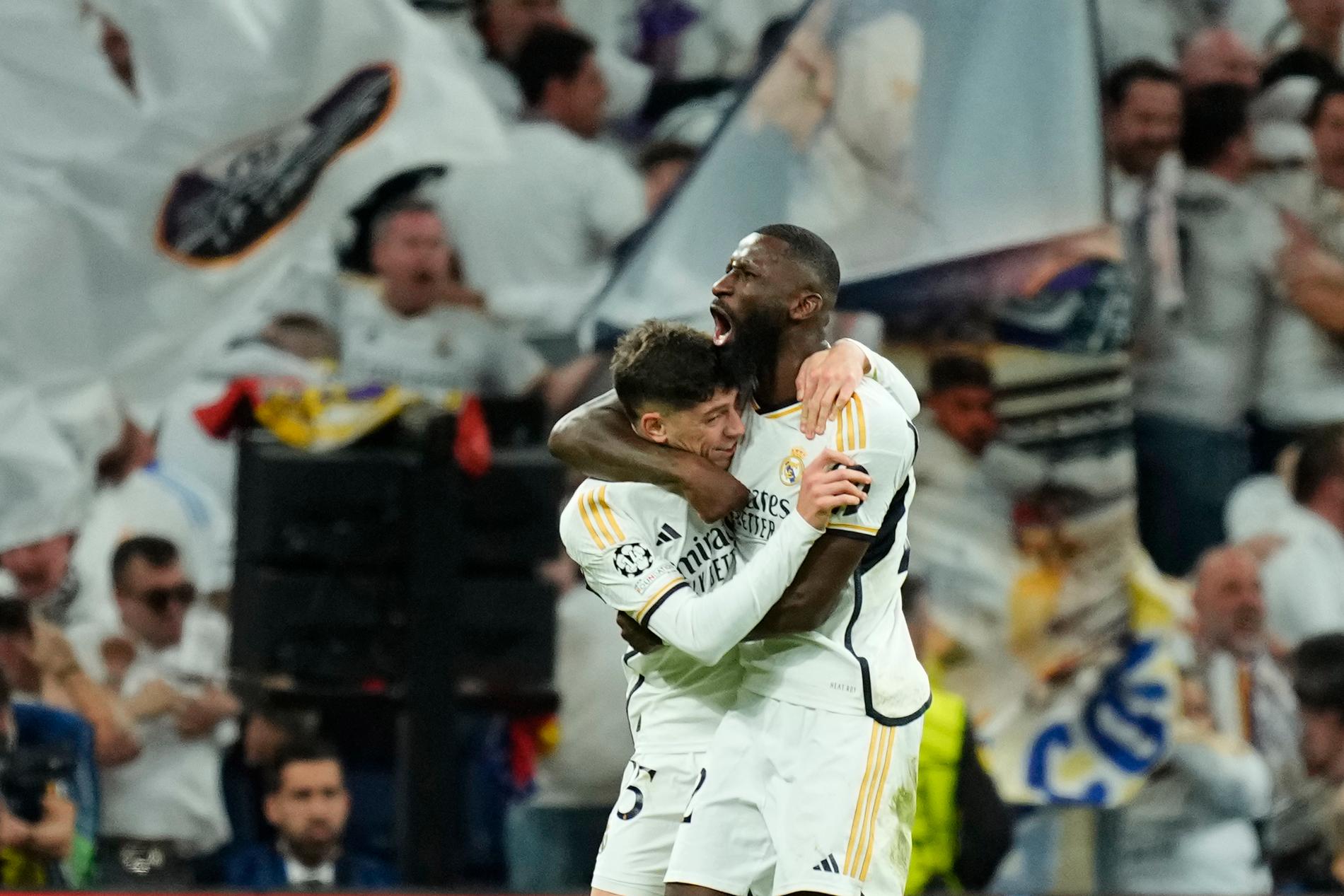 Real Madrids Federico Valverde och Antonio Rüdiger firar ett av lagets tre mål i Champions League-kvartsfinalen mot Manchester City. Tisdagens första möte i bäst av två slutade 3–3.