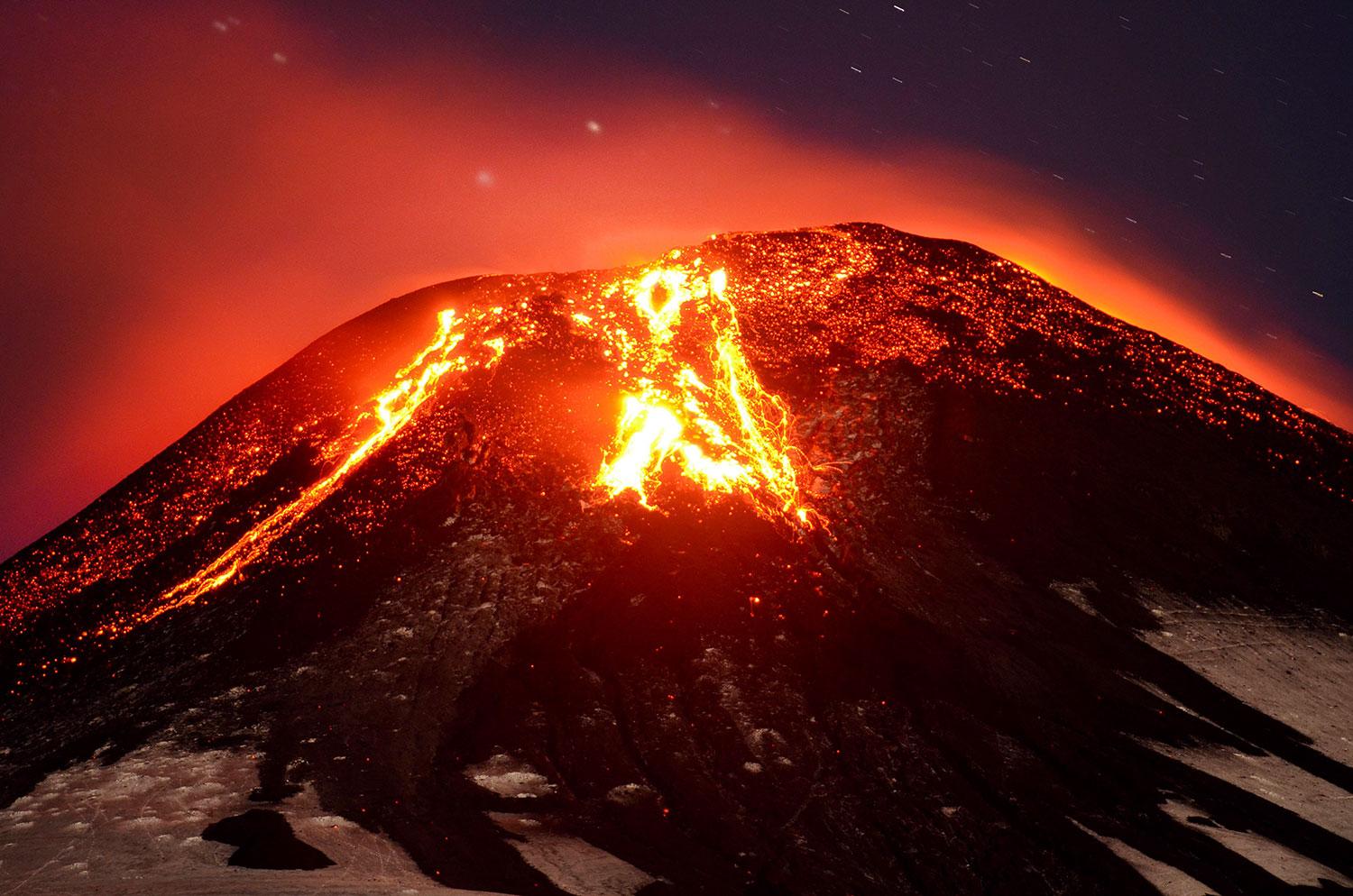 Tidigt i morse började vulkanen Villaricas utbrott med lava som rann över bergssidorna.