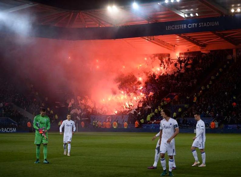 Köpenhamns-spelarna reagerar efter deras fans bränner av bengaler.
