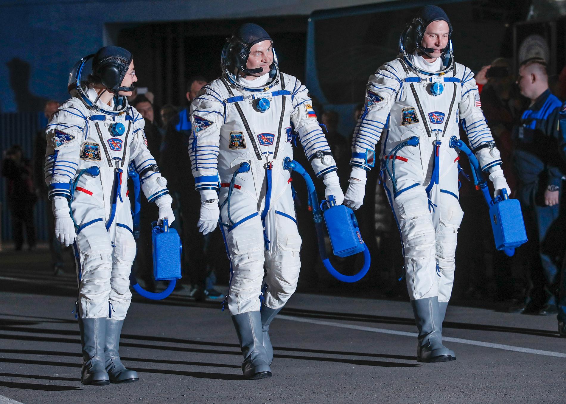Astronauterna Christina Hammock Koch (till vänster) och Nick Hague flankerar ryska kosmonauten Alexej Ovtjinin inför uppskjutningen till ISS den 14 mars.
