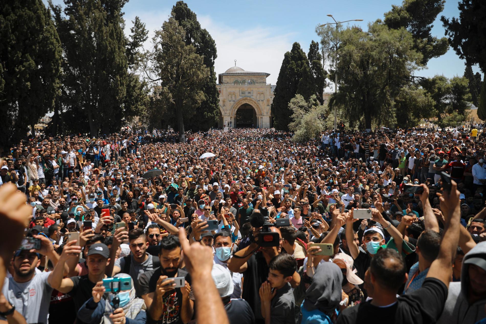 Folk demonstrerar utanför al-Aqsamoskén efter fredagsbönen.