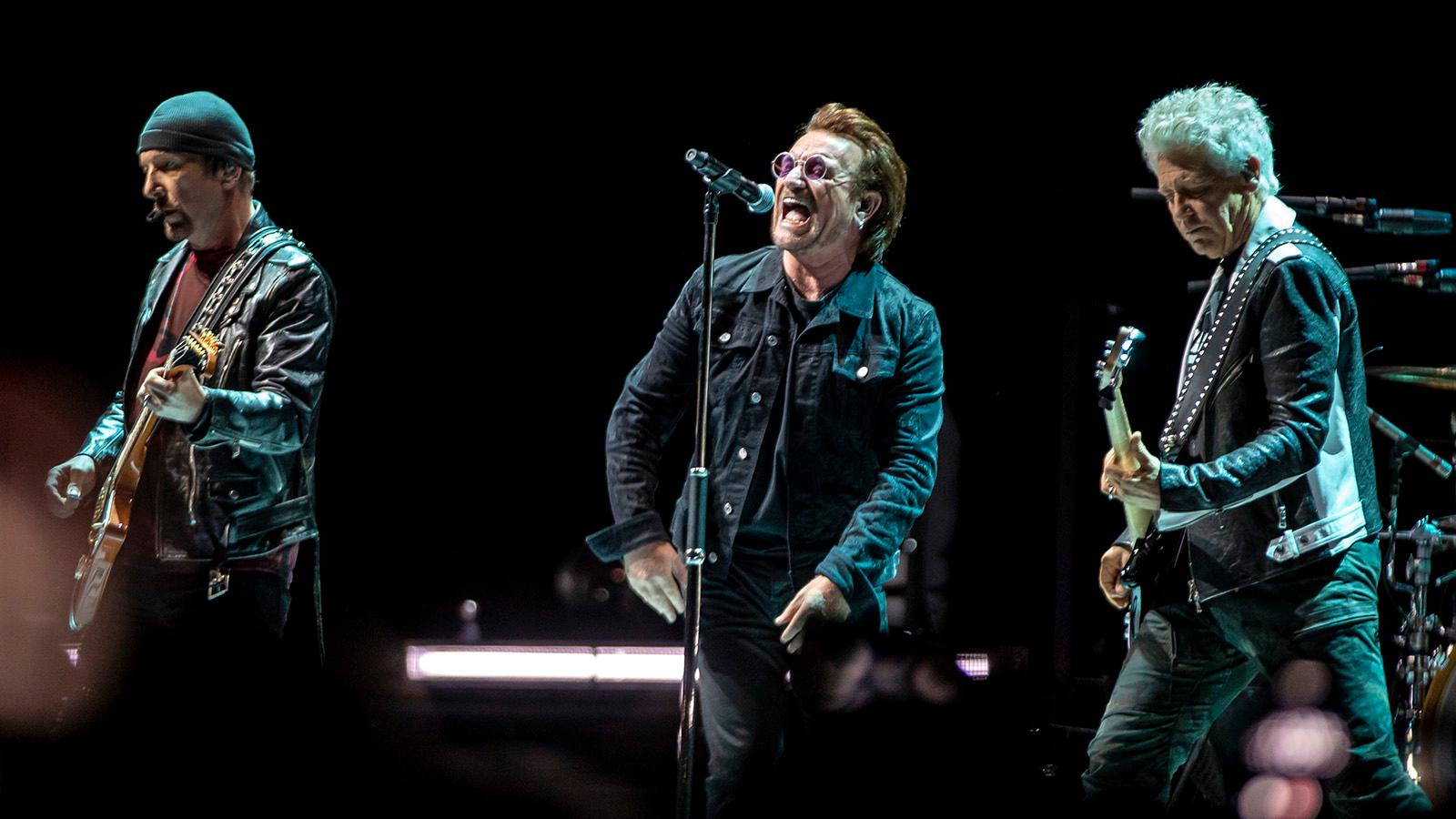 The Edge, Bono och Adam Clayton i U2 på Royal Arena i Köpenhamn.