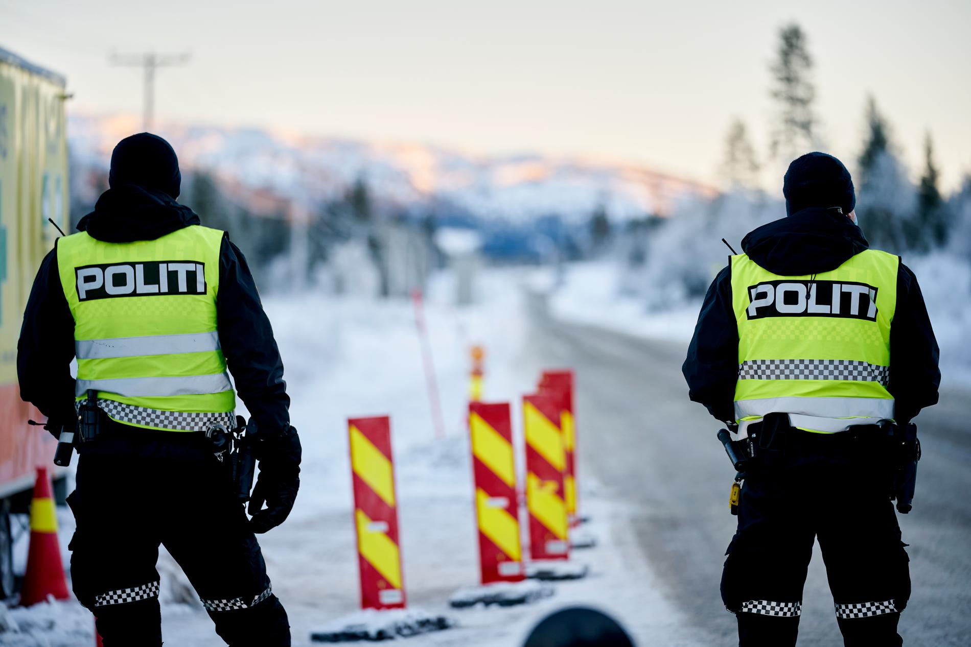 Norsk polis bevakar gränsen mot Sverige, här vid Meråker vid gränsen mot Jämtland. Arkivbild.