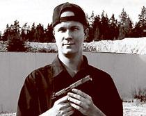 På skjutbanan Matti Saari poserar med vapen.
