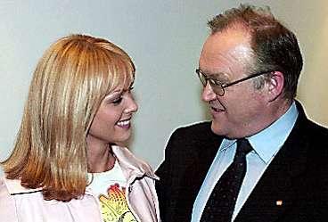Izabella Scorupco radade upp blixtrande leenden för Persson när de möttes efter en tv-inspelning av Söndagsöppet.