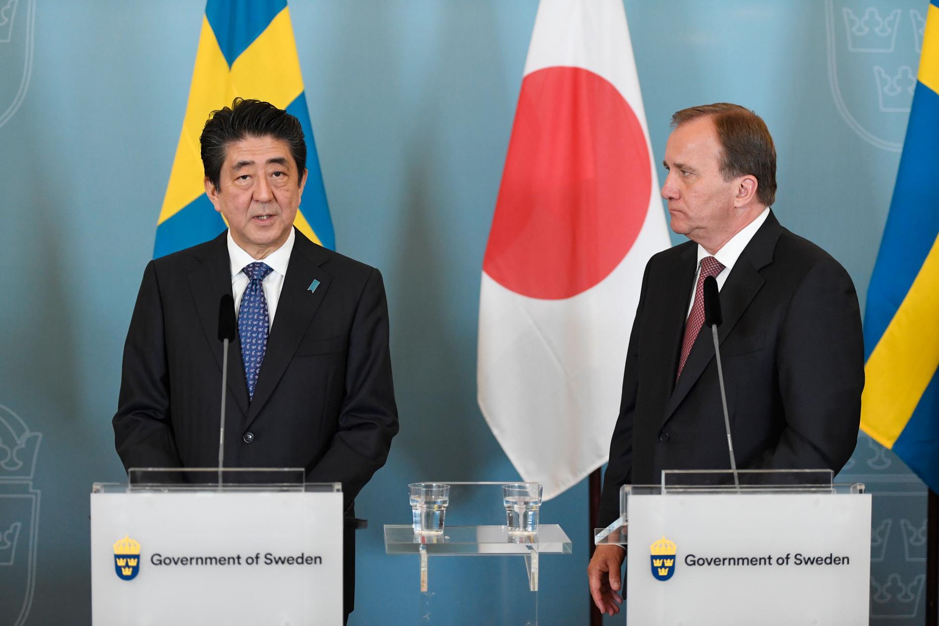 Statsminister Stefan Löfven tar emot Japans premiärminister Shinzo Abe på Rosenbad.