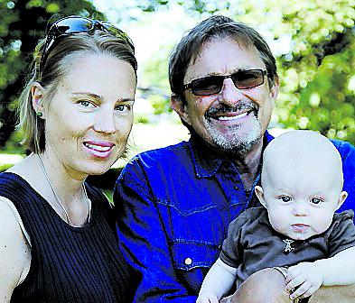 Rickfors tillsammans med sin fru Eva-Lotta och sonen Otis.