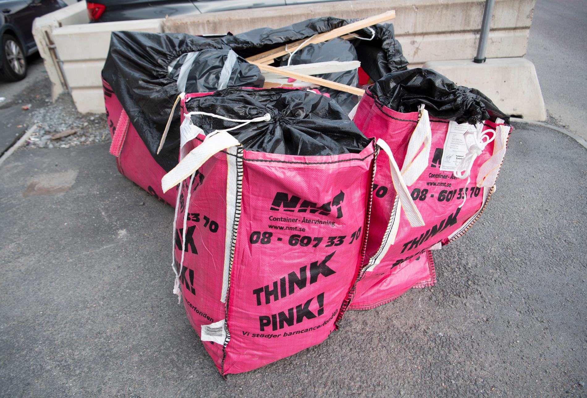 Säckar från företaget Think Pink. Istället för att återvinna avfallet misstänks företaget flyttat runt tusentals ton sopor till olika industritomter.